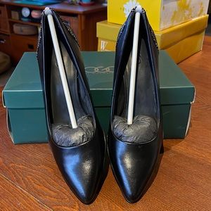 LOGO by Lori Goldstein Pointed Toe Kitten Heels